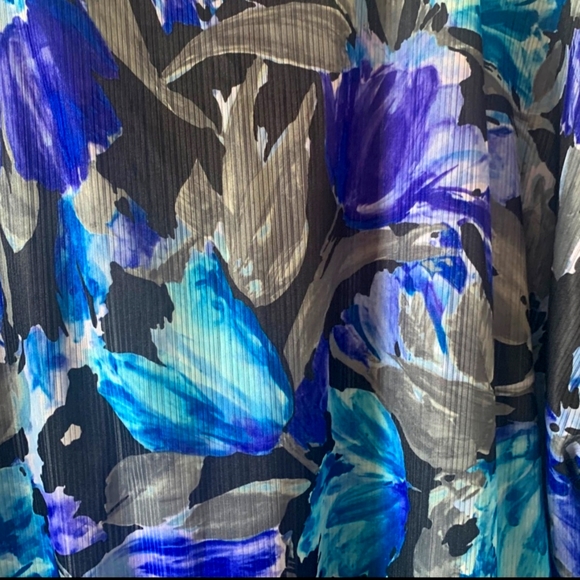 PRICE DROP - Pretty Flowing Tunic Blouse - Plus Size - Picture 4 of 6